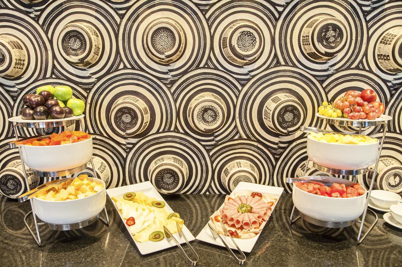 Hotel Movich Buro 51 Barranquilla  Exteriér fotografie A selection of cold cuts at a buffet