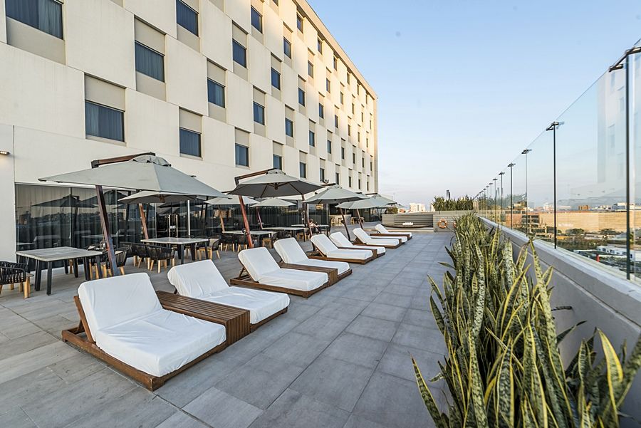 Hotel Movich Buro 51 Barranquilla  Exteriér fotografie Rooftop pool at the Hilton Scottsdale Resort at the Peak
